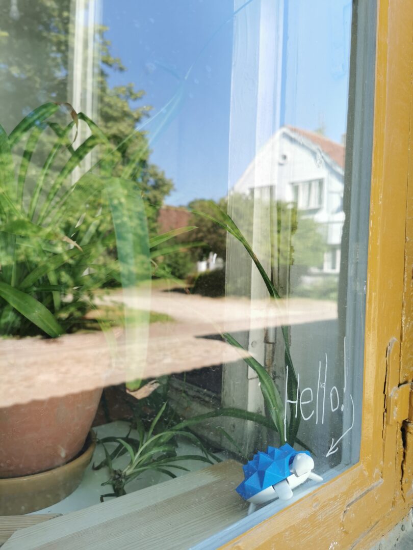 Dzīvoklis Kuldīgā. remonts. 3D printēts bruņurupucis logā ar uzrakstu hello.