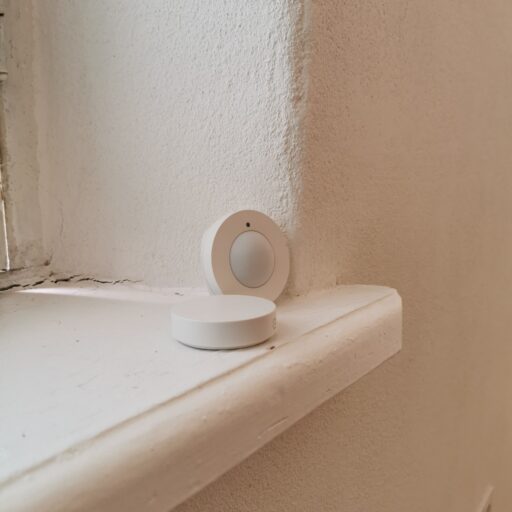 IKEA MYGGSPRAY kustību sensors un TIMMERFLOTTE temperatūras un mitruma sensors