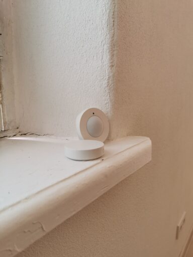 IKEA MYGGSPRAY kustību sensors un TIMMERFLOTTE temperatūras un mitruma sensors